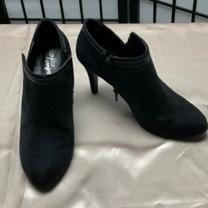 Black suede, zipper, pumps 9/1/2 excellent condition condition worn …